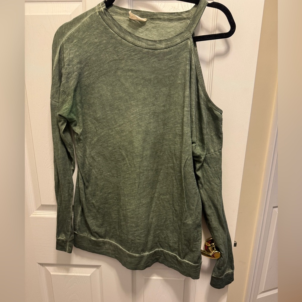 Lightweight single shoulder cutout long sleeve tee in deep green.